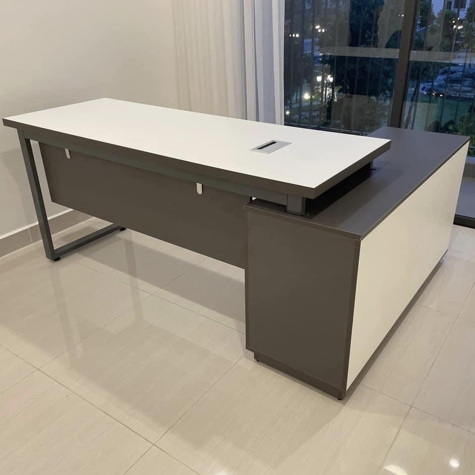 Bàn giám đốc chân sắt hiện đại​