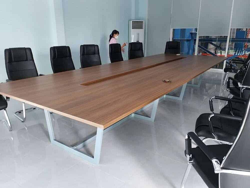Bàn họp chân sắt mặt gỗ