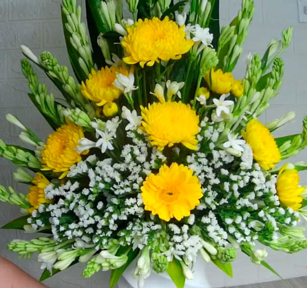 Cắm hoa cúc bàn thờ phật