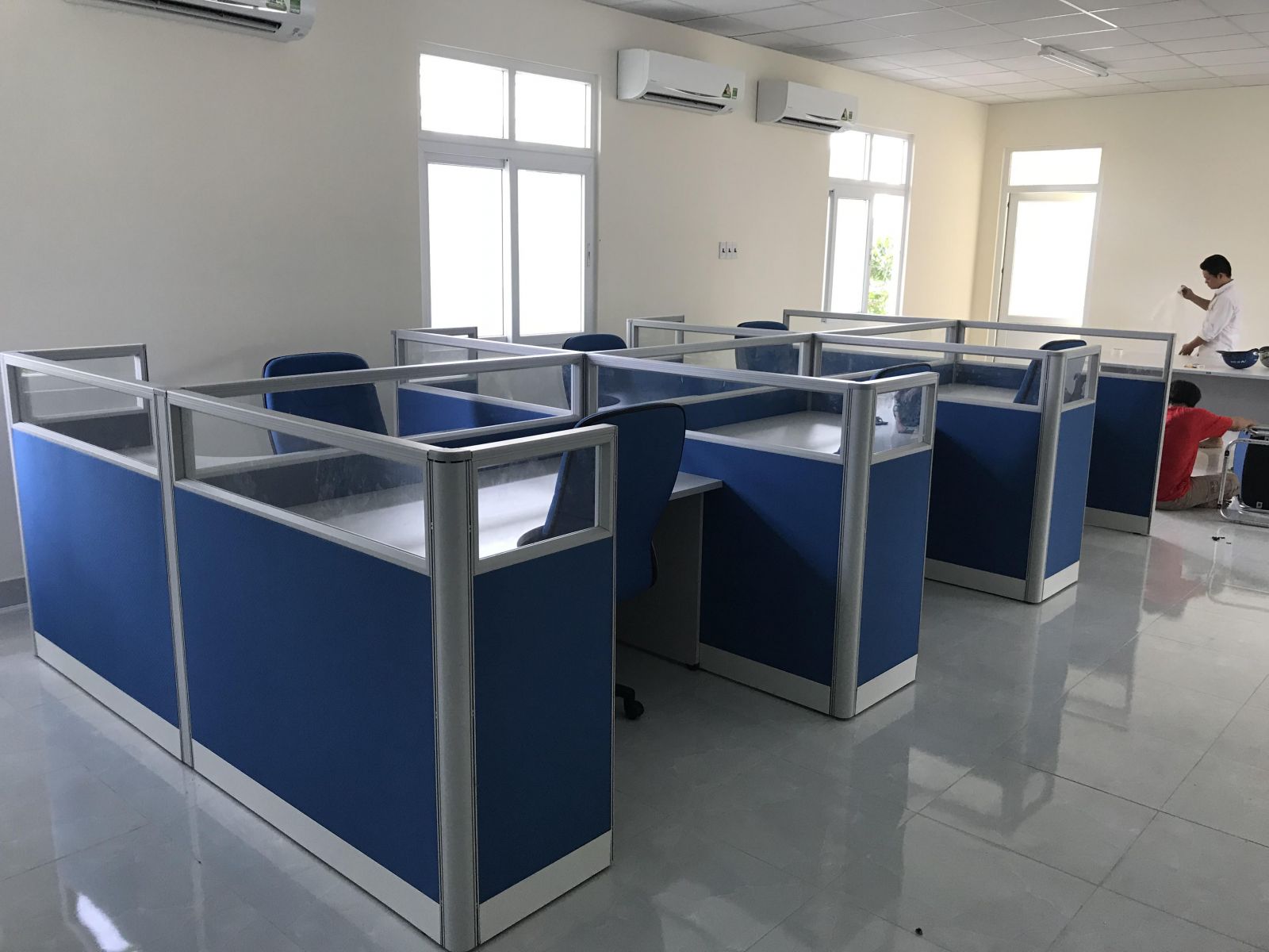 Vách ngăn nỉ kết hợp kính 